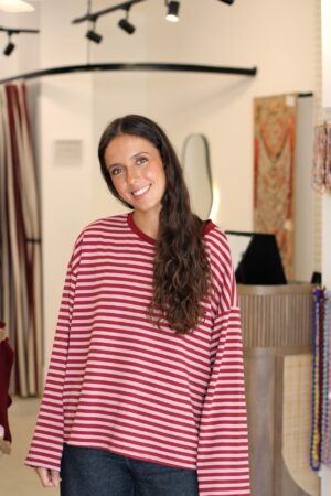 Sudadera oversize burdeos y maquillaje